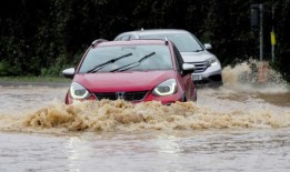 飓风黛比可能带来每小时80英里的风速，并发布了琥珀警报