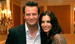 柯特妮·考克斯向马修·派瑞致敬，突显他们荧幕外的甜蜜关系