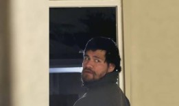 贝尔维尤的一名女子醒来时发现陌生人站在她旁边，正在进行性行为