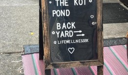 纽约居民集会要求让金鱼在消火栓水坑里游过冬天，活动人士称这是虐待动物