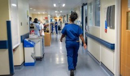 初级医生加薪22%后，护士拒绝政府5.5%的加薪提议