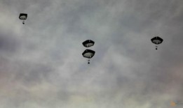 美国军用运输机开始向加沙空投援助物资