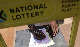 乐透第二大头奖的幸运赢家已经出面领取他们的1亿兰特奖金