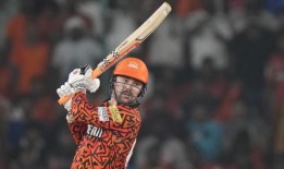 特拉维斯头爆炸巨大的比分，领导海得拉巴日出队最近的IPL胜利