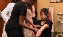 这所伯明翰高中的护士之路