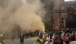 两人在威斯敏斯特公爵婚礼外抗议后被保释