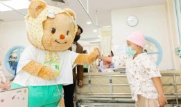 黄油熊给斯里拉杰医院与癌症抗争的孩子们带来欢乐