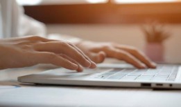 一名女子分享了在家工作享受夏日阳光的“天才”窍门