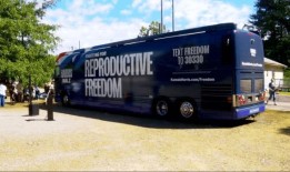 哈里斯-华尔兹生育自由巴士之旅在北卡罗来纳州继续进行