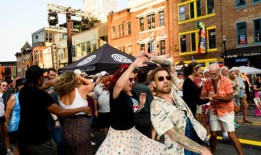 纳什维尔小酒馆罗伯特的西部世界举办了一个免费的街区派对