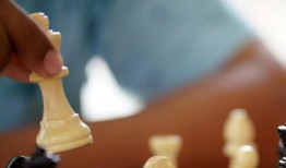 国际象棋选手被指控在冠军赛前用致命水银涂抹对手的棋子