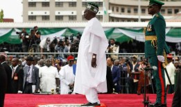 随着通货膨胀达到28年来的最高水平，尼日利亚总统更换了国歌