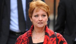 记者安妮·戴蒙德是在白金汉宫接受授勋的人之一