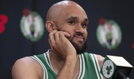 德里克·怀特在新闻发布会上傻傻的给了凯尔特人的媒体团队一段难熬的时间