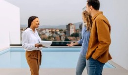 随着抵押贷款利率下降，待完成房屋销售出现了自2020年6月以来的最大涨幅