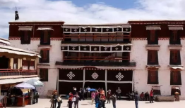 布达拉宫在哪,布达拉宫，是藏传佛教的中心，也是世界著名的宫堡建筑群，位于中国西藏自治区首府拉萨市区西北的玛布日山上，是一座宫堡式建筑群，主体建筑为白宫和红宫两部分