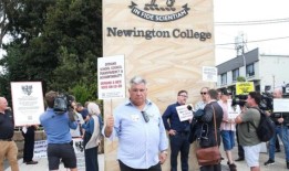 校友们抗议纽因顿学院男女同校的决定