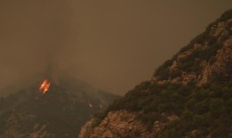 洛杉矶和内华达州里诺郊外野火肆虐，数千人撤离