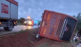 塞维利亚一辆校车翻车