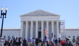 据消息人士透露，拜登将推动大法院道德改革、任期限制和推翻豁免裁决的修正案