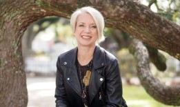 莫比尔的新桂冠诗人说，诗歌是“健康社区的一部分”