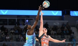 巨人队击败小牛队赢得第一个超级无挡板篮球的客场胜利