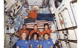 宇航员在太空庆祝7月4日;看到图片