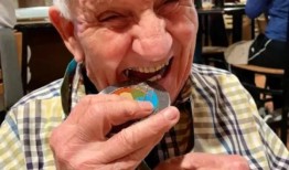 经过几个月的训练，92岁的老人徒步穿越大峡谷，成为最年长的人