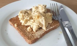 我只用两种食材做了杰米·奥利弗的完美炒蛋