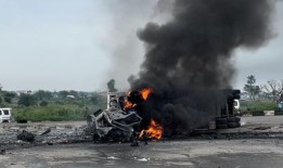 最新消息：一辆油罐车在里弗斯发生爆炸，压碎了一辆汽车，造成两人死亡