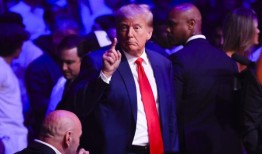 特朗普在UFC 290上与马克·沃尔伯格、梅尔·吉布森、盖伊·菲利、乔·罗根交谈