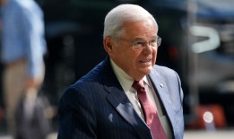 民主党参议员鲍勃·梅嫩德斯(Bob Menendez)在所有腐败指控中被判有罪