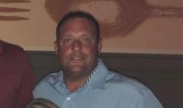 美国一名男子被控杀害前妻及其男友，当时他的女儿在车里等着他