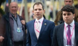 几位威尔士政府部长因沃恩·格辛的领导而辞职