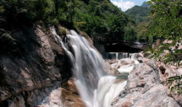 高冠瀑布：自然之美与神秘传说的完美融合