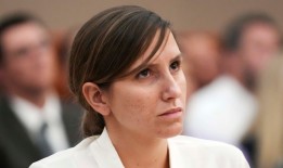 犹他州一位母亲在涉嫌杀害丈夫后写了一本关于悲伤的儿童读物，她将不会面临死刑