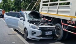 汽车撞上卡车后，一名泰国教师逃脱，只受了轻伤