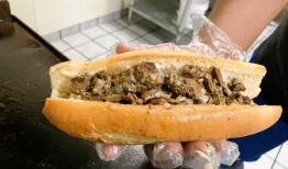 来看看亨茨维尔这对提供正宗费城芝士牛排的夫妇吧