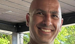 特朗普集会枪击案受害者科里·康帕托雷扑向家人保护他们