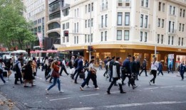 澳大利亚工人在返回办公室之前要求提高工资