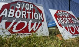 两年前，美国的反堕胎运动还很兴奋，但随着大选的临近，现在反堕胎运动出现了分裂和担忧