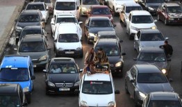 随着冲突扩大，以色列轰炸真主党，黎巴嫩南部居民逃离