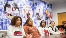 2020年，众议员吉姆·克莱伯恩帮助拜登赢得了年轻的黑人选民这一次，他们不听