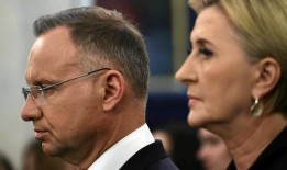 Andrzej Duda在一次聚会上遇到了他的妻子她对他不感兴趣，他必须为她而战