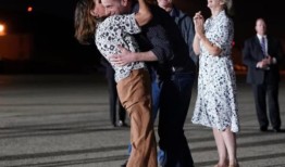 白宫椭圆形办公室里，家属向获释囚犯讲话时流下了眼泪