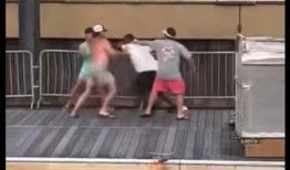 蒙哥马利在河边的斗殴如何激发了黑人和白人圣诞老人的纽带