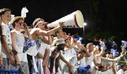 阿拉巴马州的学校在高中足球比赛期间要求成人监督